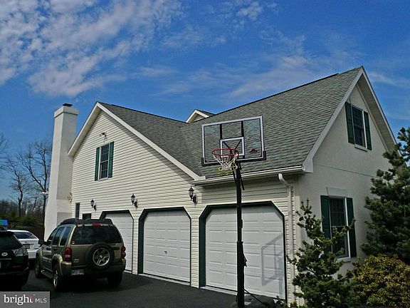 5th image of 107 Fox Hill Dr