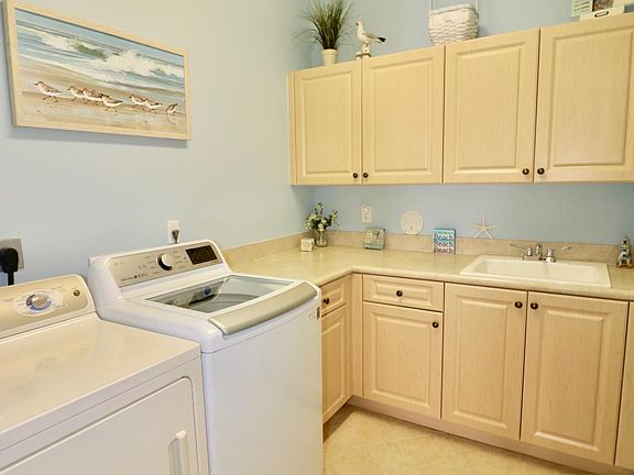 Home For Sale In Valencia Pointe