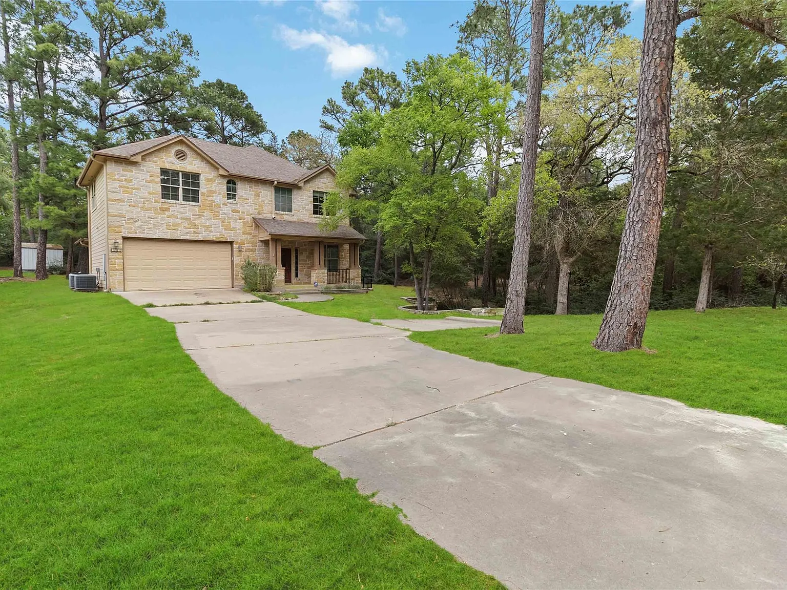 4 bed, 2.5 bath, 2760 sqft, $2,500 — Photo 1