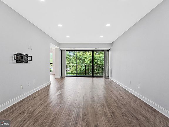 4th image of 2012 Colts Neck Rd APT 21A