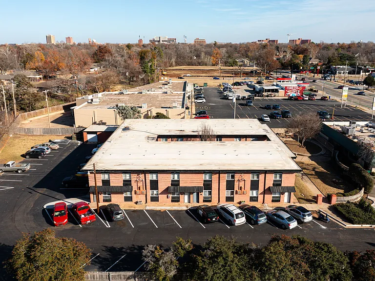 1325 W Lindsey St — Photo 3