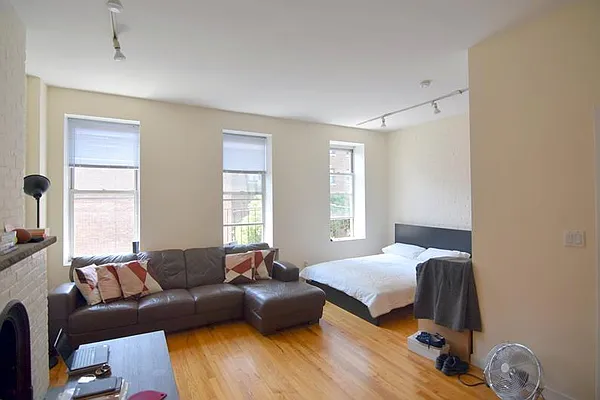 Rented by Buchbinder & Warren | media 2