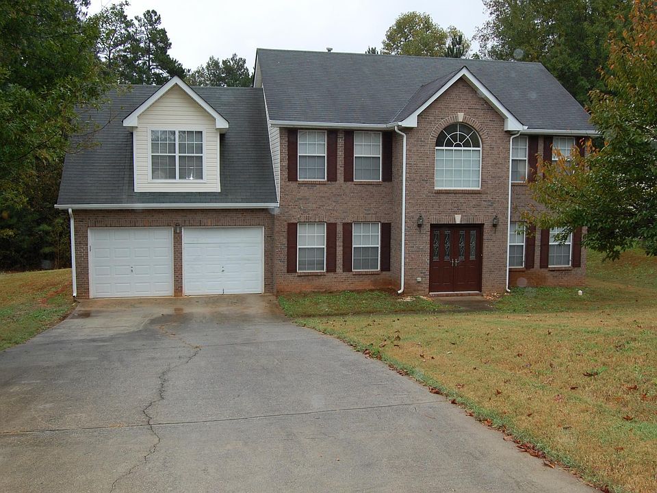 Front of home, wonderful neighborhood with quiet living.
