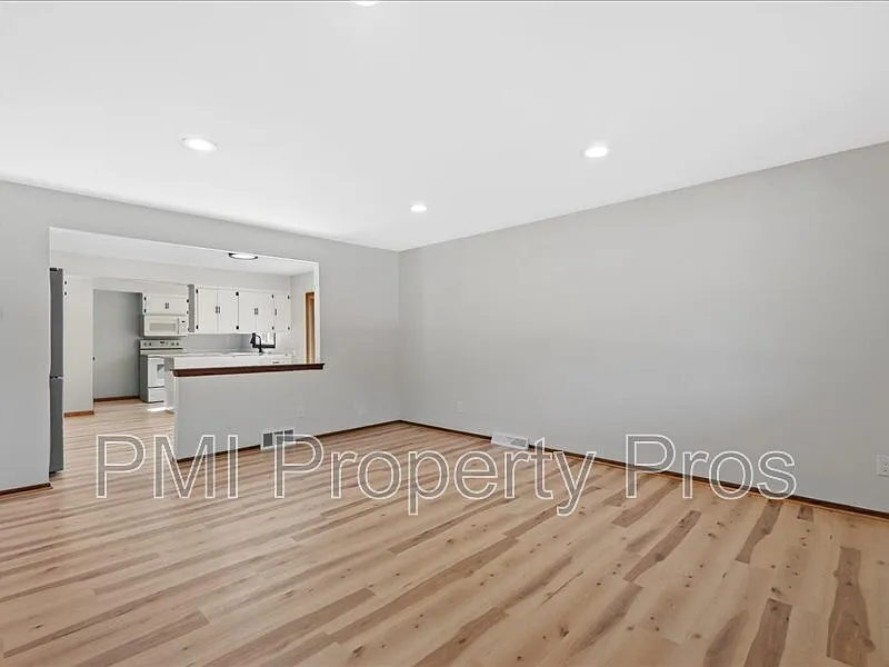 3 bed, 1.5 bath, 1260 sqft, $1,975 — Photo 2
