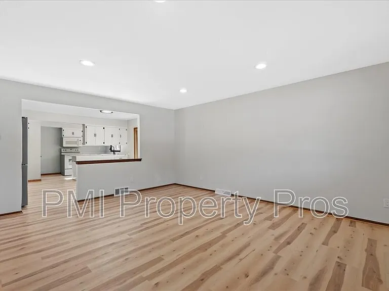 8148 S 88th St — Photo 2