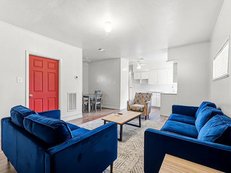 8561 Strathmore Dr — Photo 32