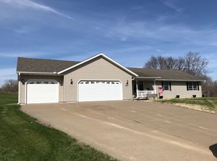 2807 N 11th St, Clinton, IA 52732