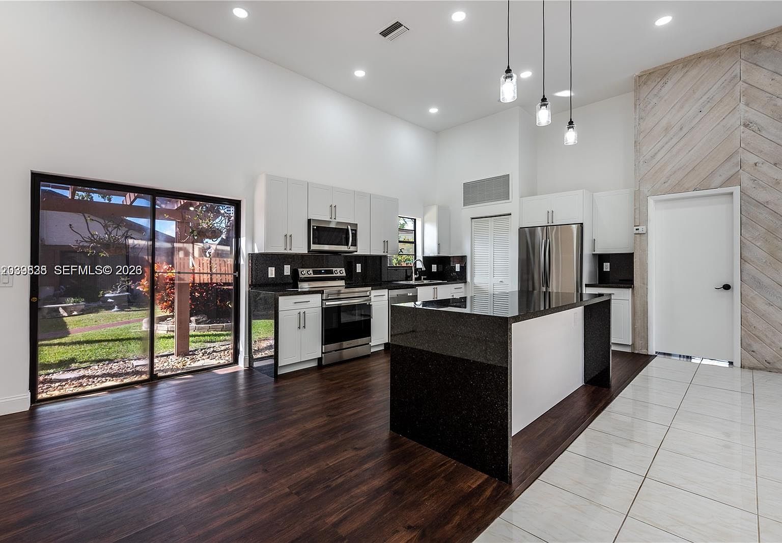 601 Leslie Dr · 3