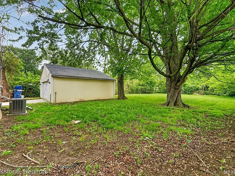 24915 Tallman Ave — Photo 9