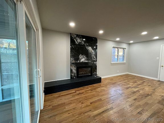 5th image of 1016 N Cedar Ave E