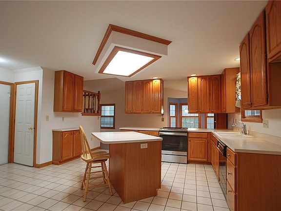 4th image of 5466 Woodlawn Dr