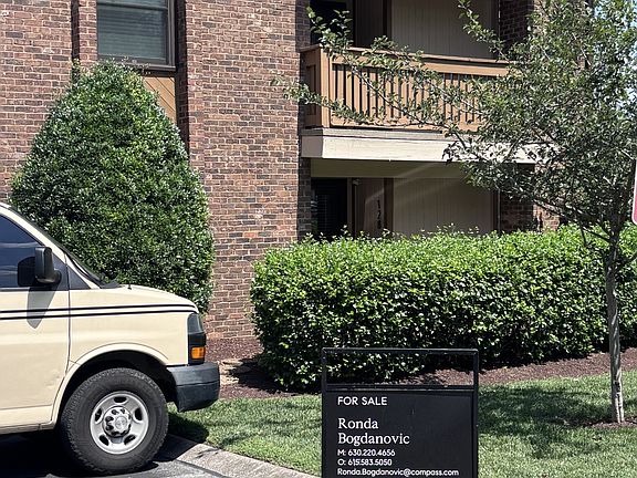 4th image of 136 Hillsboro Pl
