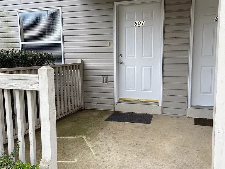 501 Twin Oaks — Photo 4