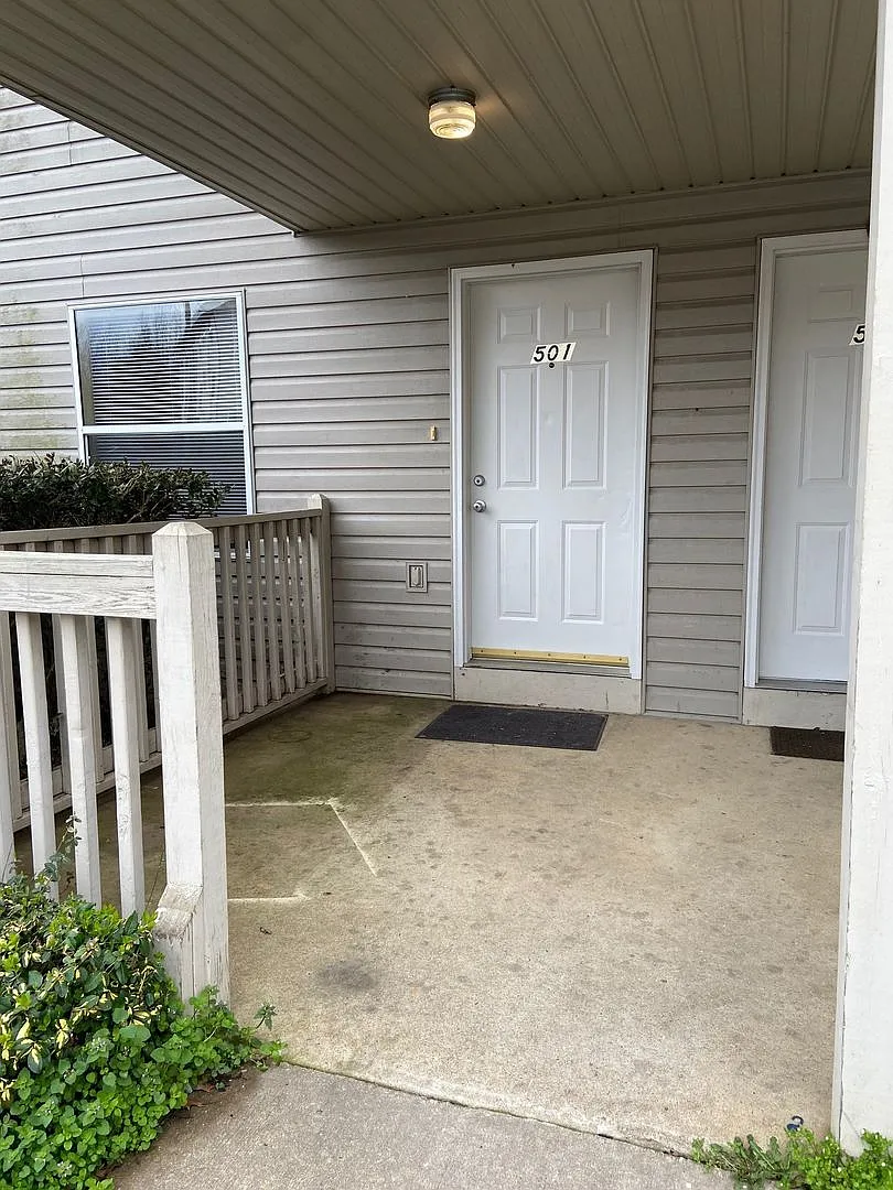 Building Photo - 501 Twin Oaks