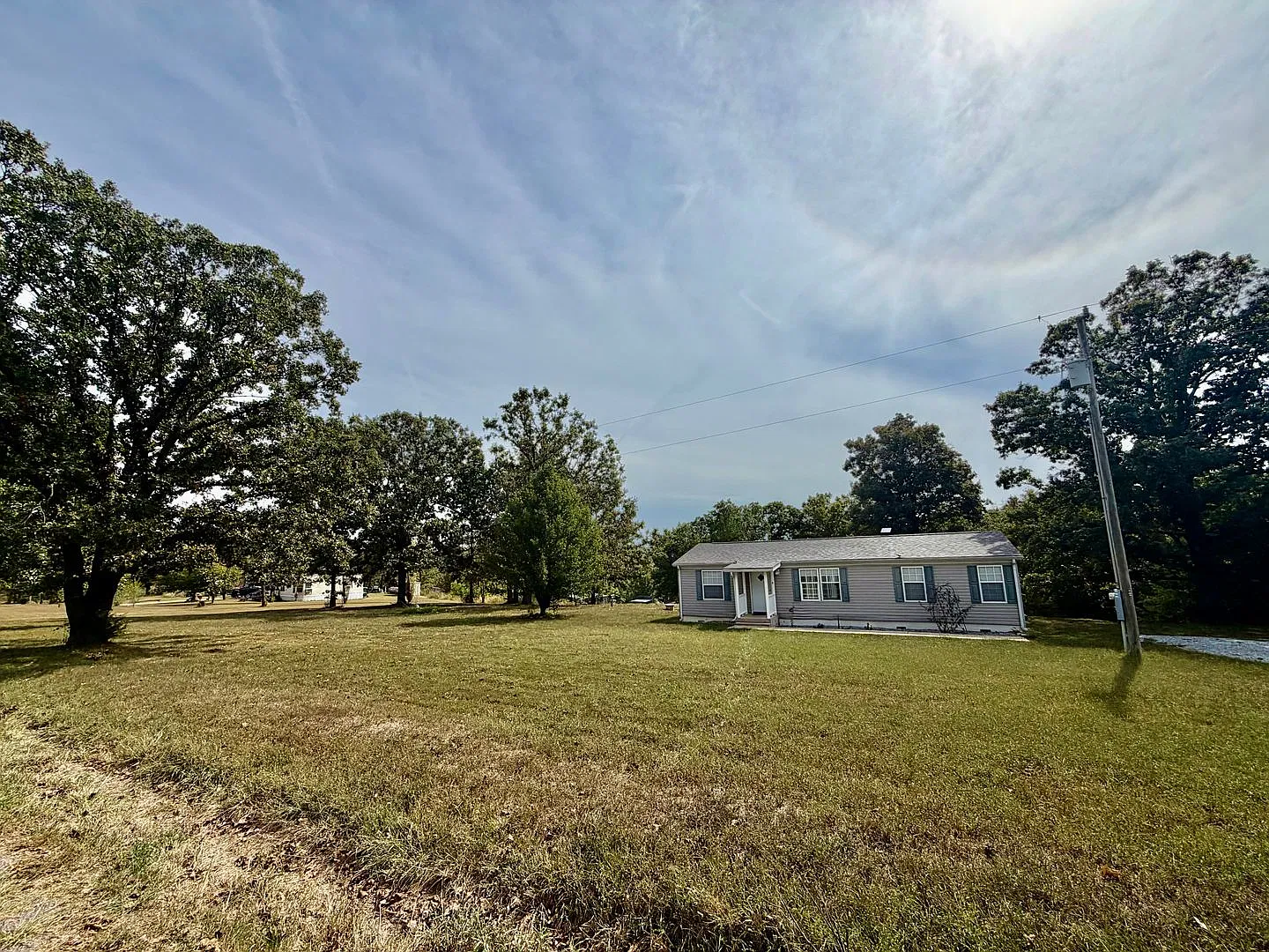Cute 3 bed 2 bath with beautiful yard!! — Photo 2