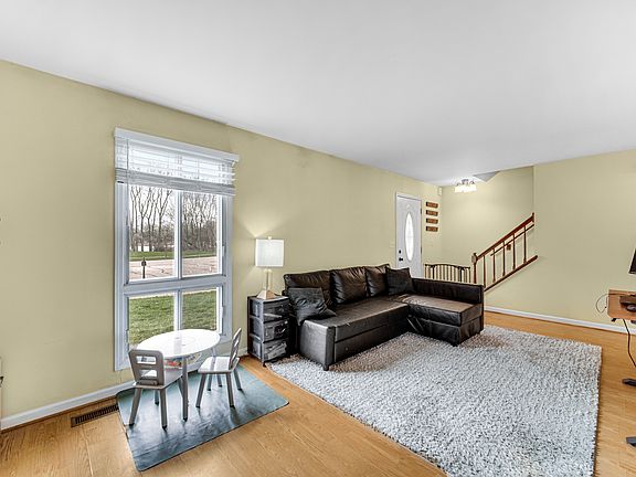3rd image of 928 Hartwood Dr