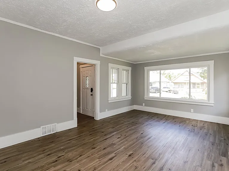 1392278_019_living_room_13193092.jpg