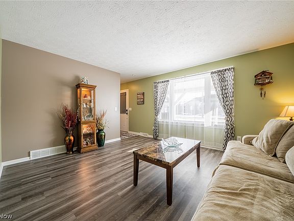 5th image of 370 Lear Rd