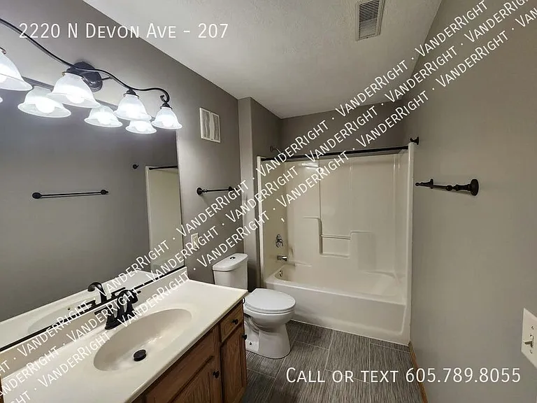 2220 N Devon Ave #207 — Photo 11