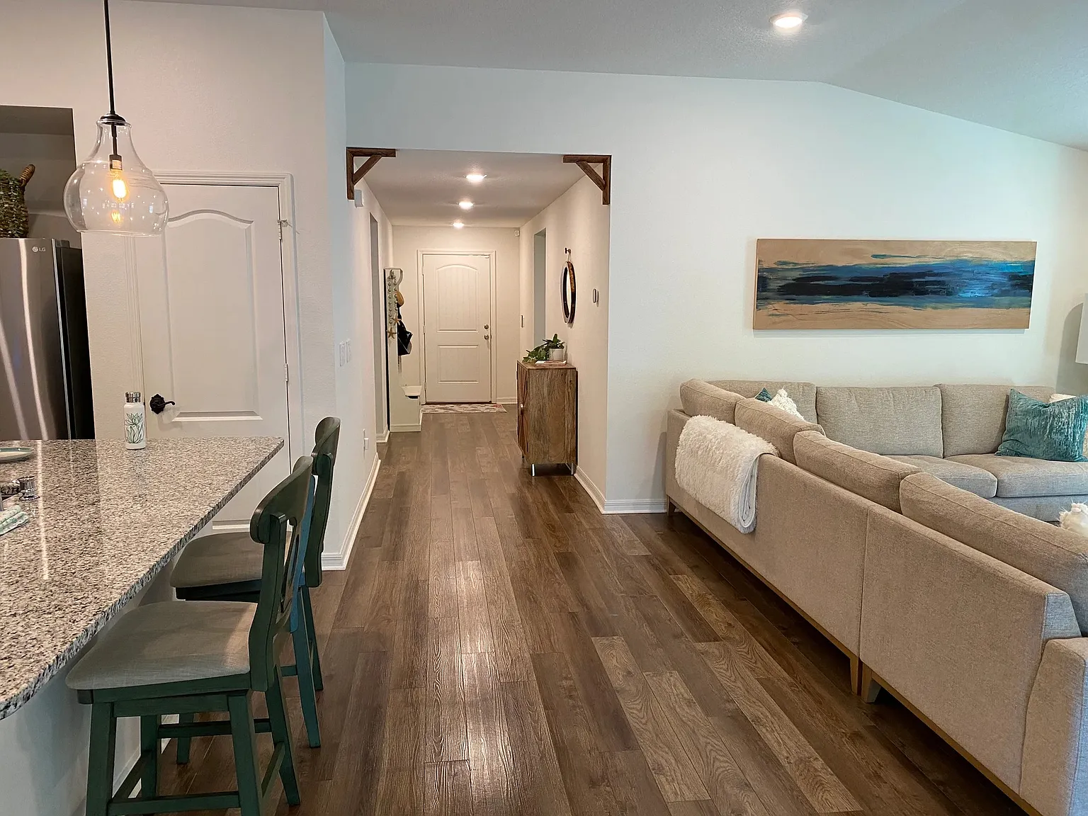 4 bed, 2.0 bath, 1987 sqft, $2,450 — Photo 2