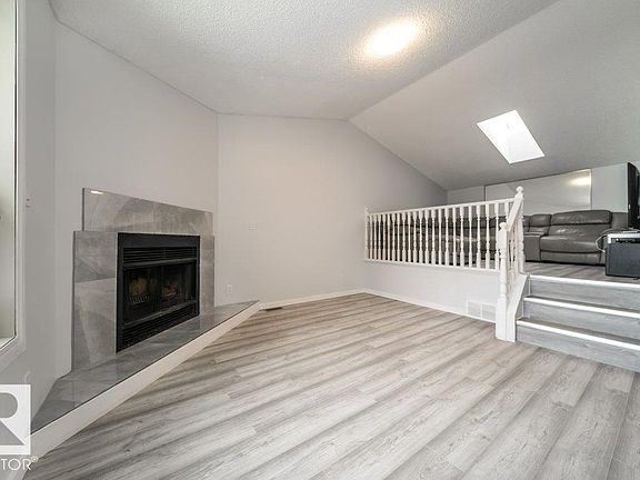 4th image of 1877 Mill Woods Rd E