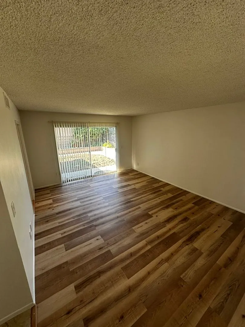 Beautiful One Story Home in Ventura! — Photo 2