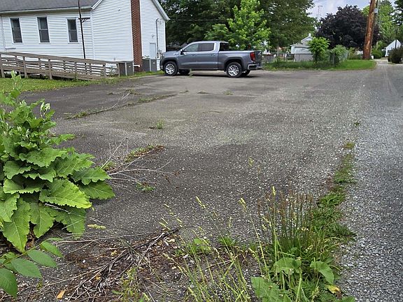 3rd image of 629 Thayer St