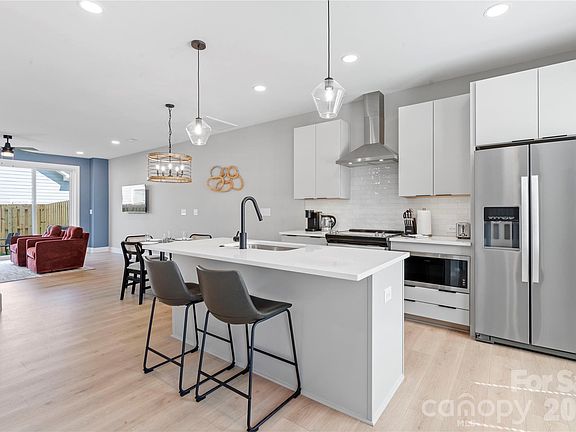 4th image of 242 Freeland Ln