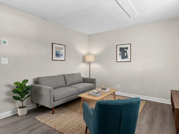 500 Bethania - Shea Apts