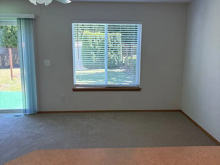 204 SE Kane Dr — Photo 14