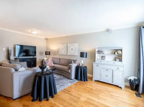 222 Dovedale Dr #1, Whitby, ON L1N 1Z6