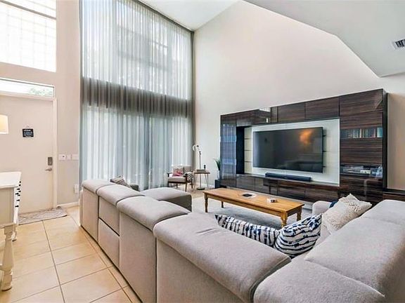 2nd image of 1707 NE 5th Ct #1707