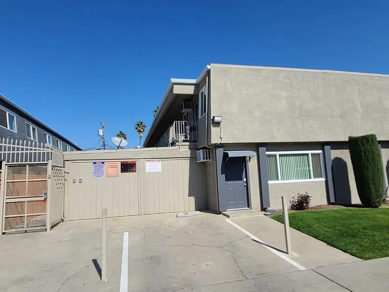 1380 E Bulldog Ln #102 — Photo 3