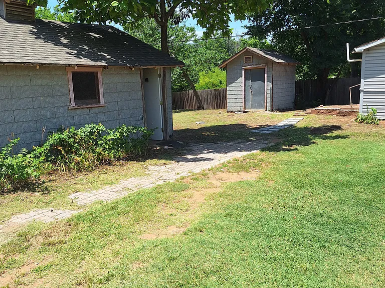 221 Bennett Blvd — Photo 3