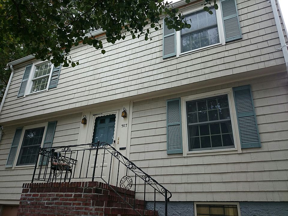 2nd image of 907 Washington St