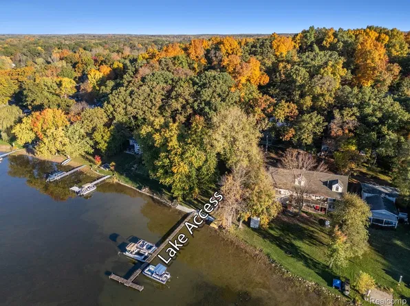 5718 Joslin Lake Dr, Gregory, MI 48137