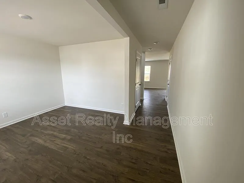 4 bed, 2.5 bath, 1991 sqft, $2,195 — Photo 4