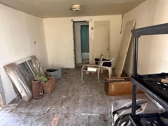 3rd image of 725 Minnie St
