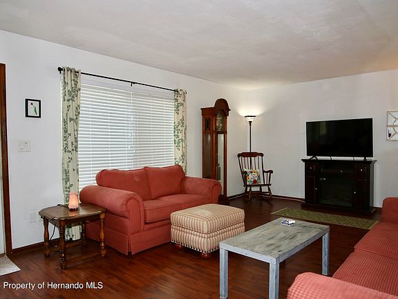 5th image of 912 Coachlight Ln