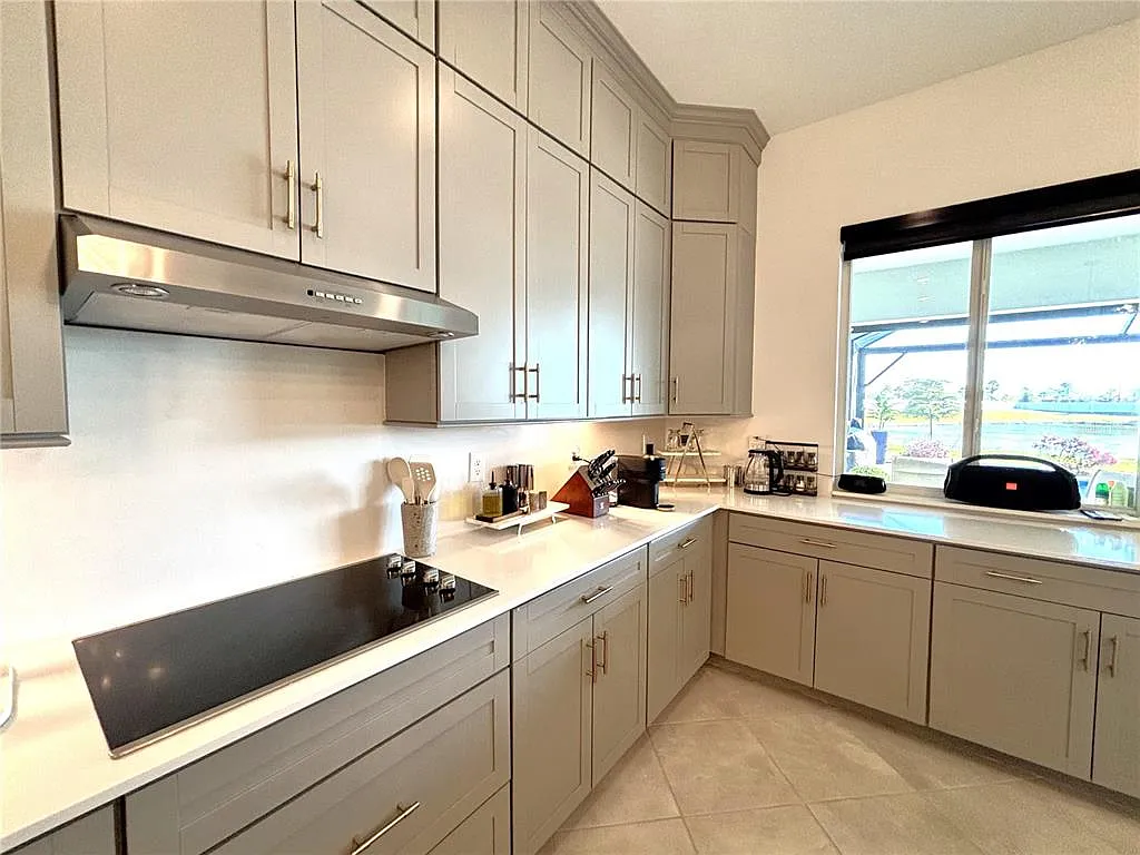 2 bed, 2.0 bath, 2061 sqft, $9,000 — Photo 4