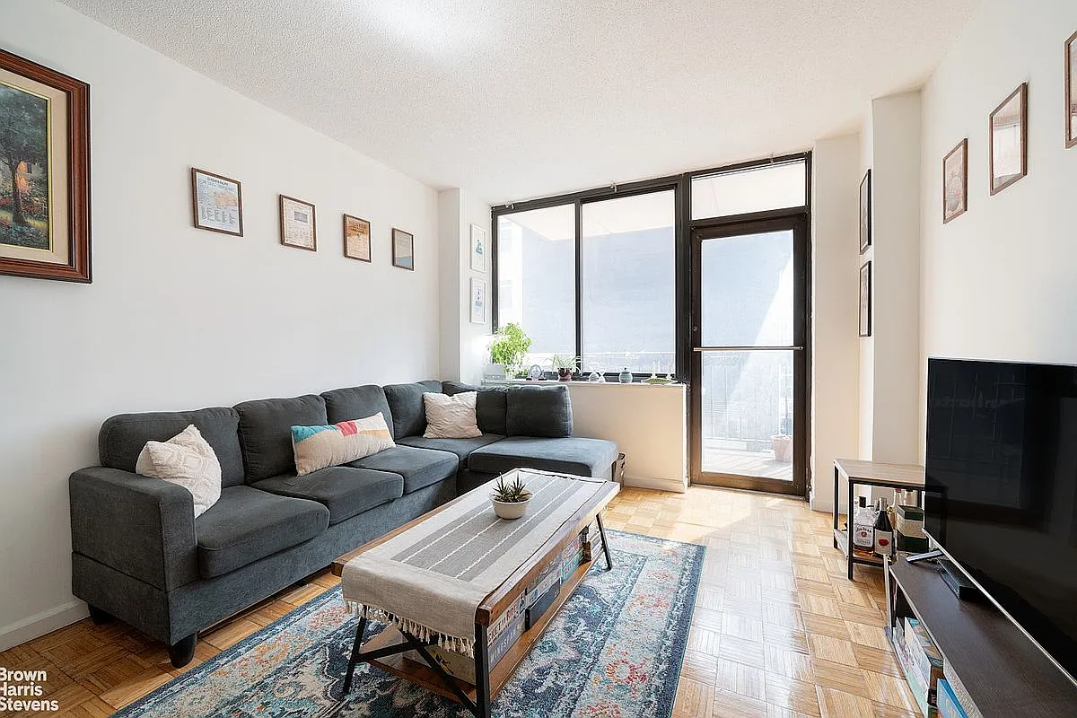403 E 62nd St APT 3D photo 1