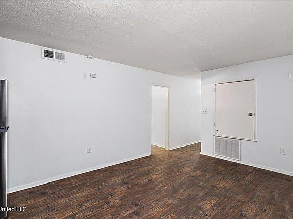 3rd image of 1460 Woody Dr