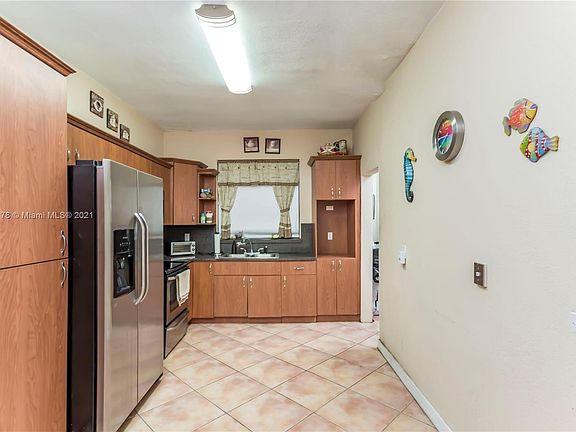 5th image of 810 NW 18th Ave