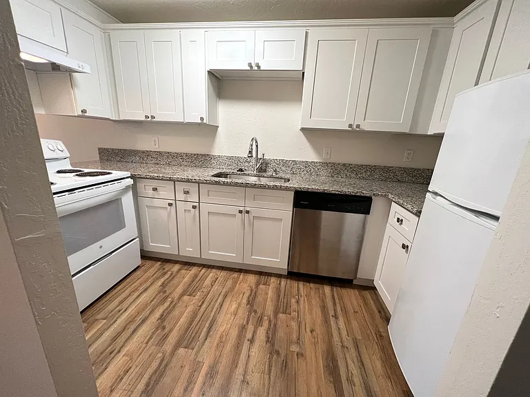 3930 Lake Grove Ave #1C — Photo 13