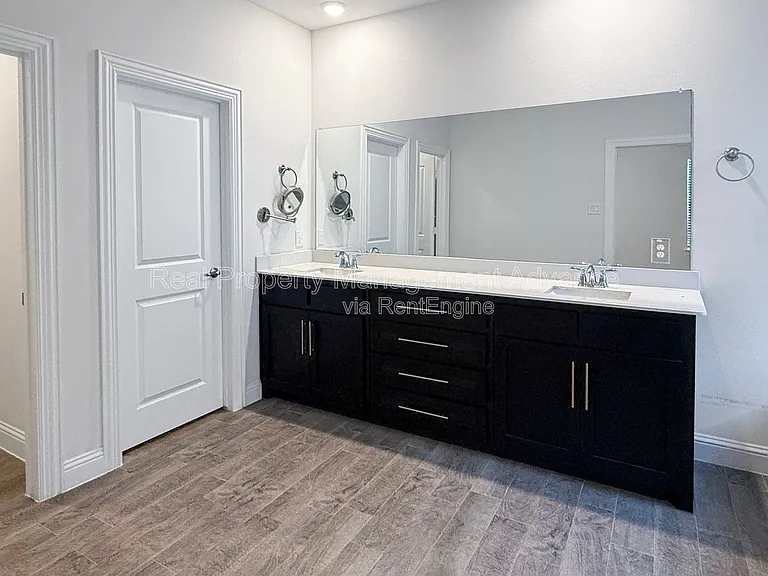 2912 Log Cabin Dr — Photo 14