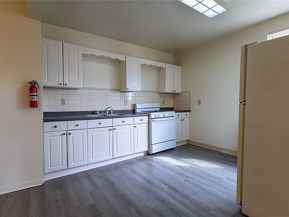 3rd image of 832 Broadway Ave