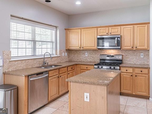 4th image of 230 Albrighton Ct