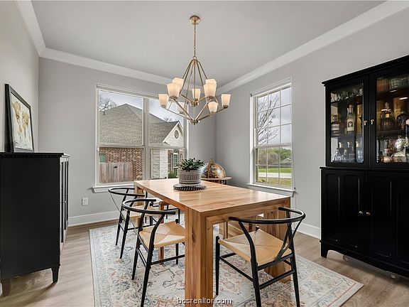 3rd image of 1805 Twin Oaks Cir