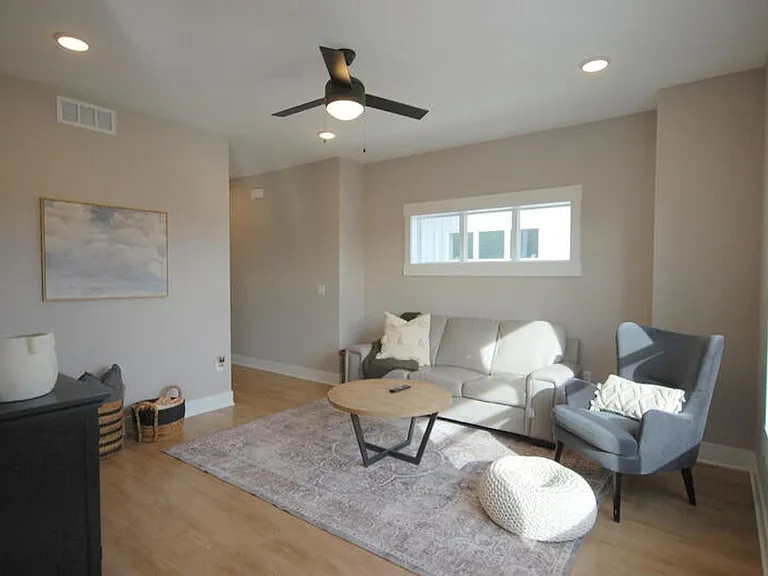 1218 S Linn St — Photo 9
