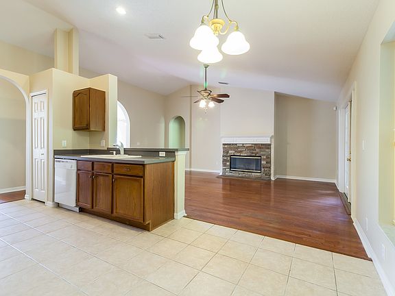 3rd image of 102 Cedar Springs Cir